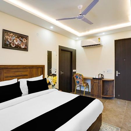 Super Townhouse The Royal Casa Hotel Ghaziabad Bagian luar foto