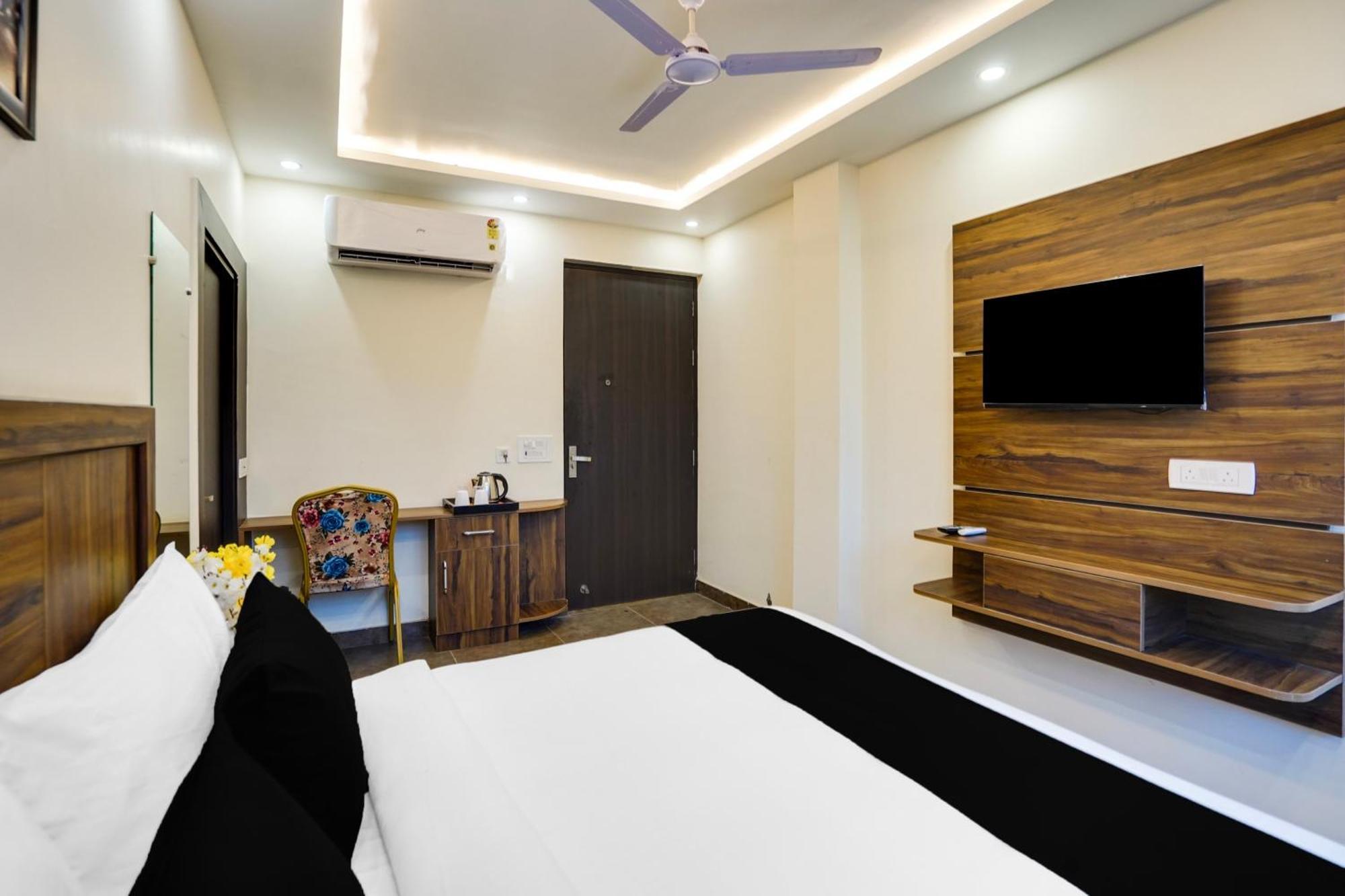 Super Townhouse The Royal Casa Hotel Ghaziabad Bagian luar foto
