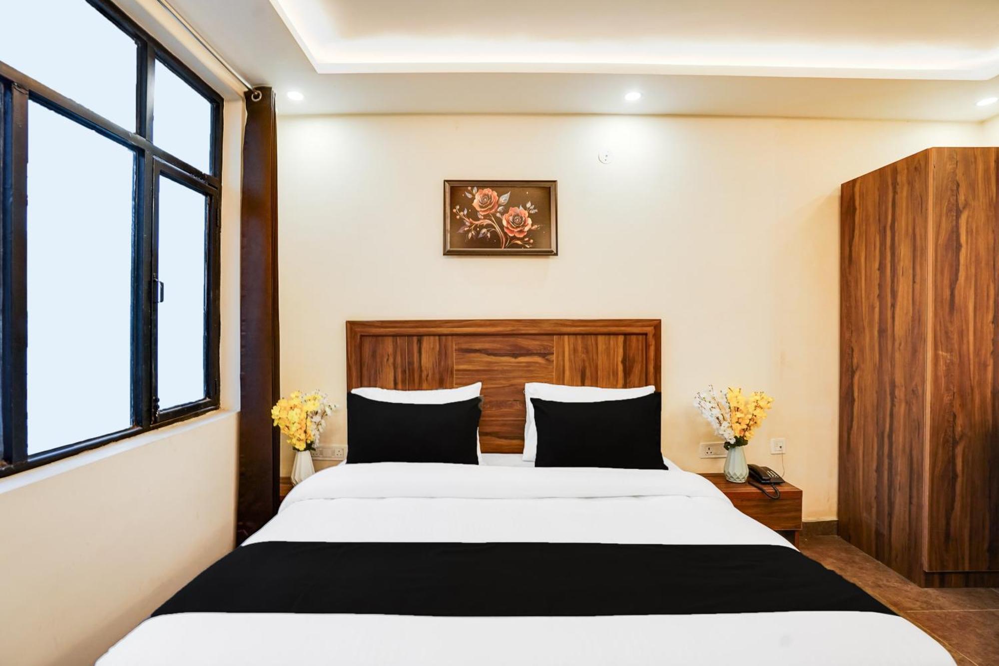 Super Townhouse The Royal Casa Hotel Ghaziabad Bagian luar foto