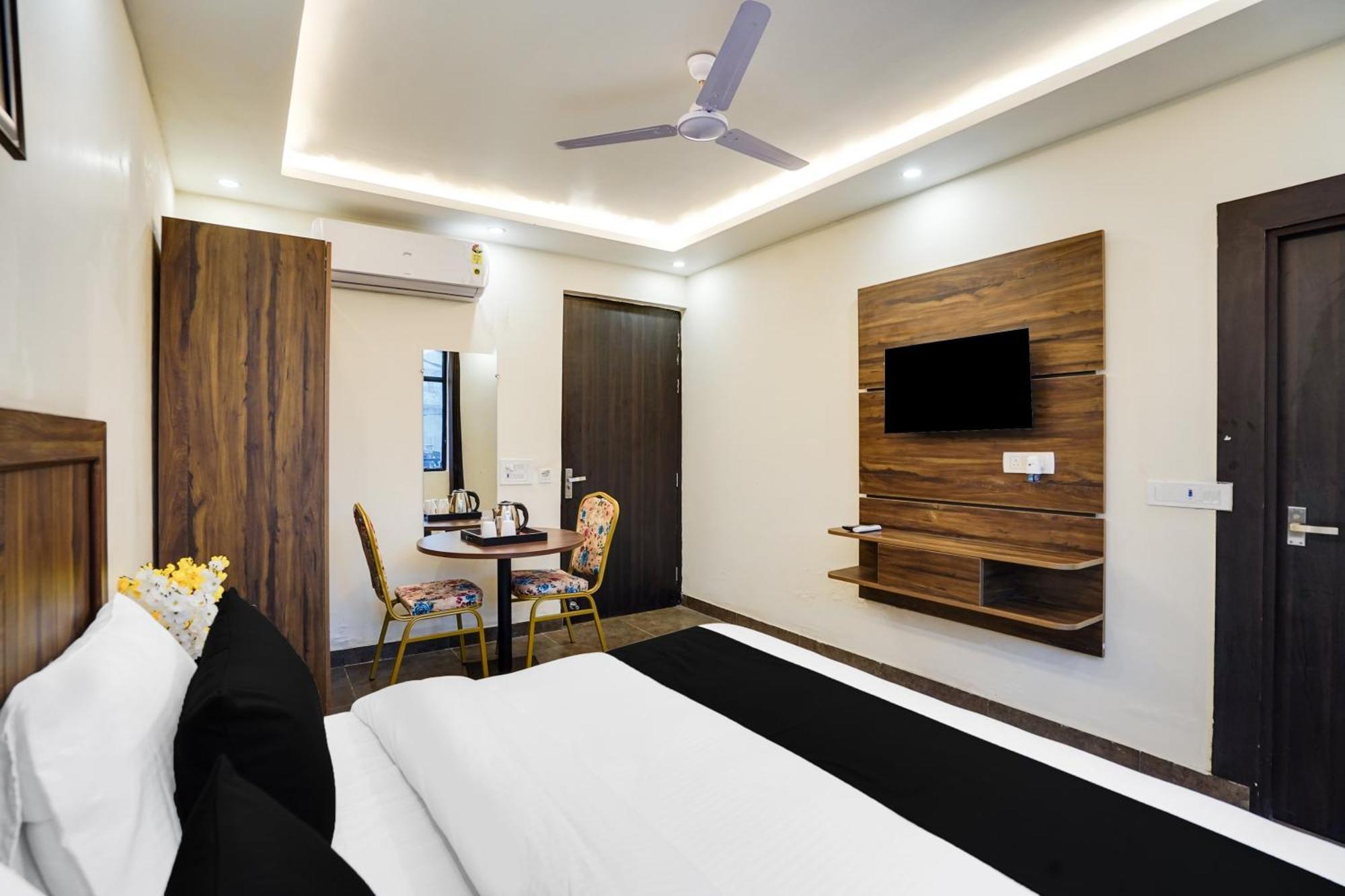 Super Townhouse The Royal Casa Hotel Ghaziabad Bagian luar foto