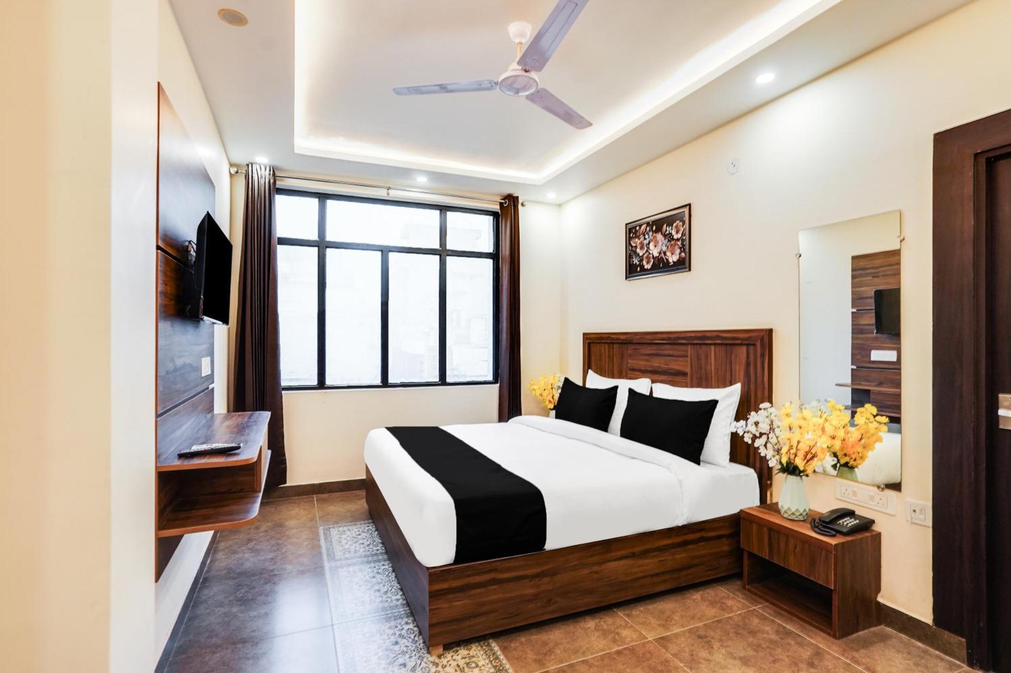 Super Townhouse The Royal Casa Hotel Ghaziabad Bagian luar foto