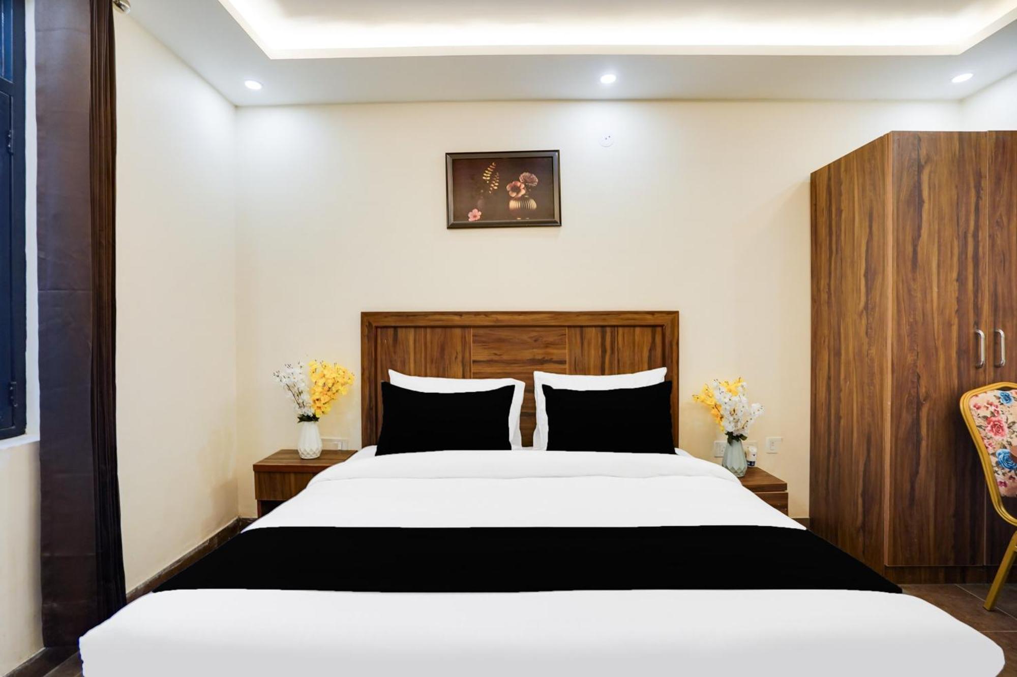 Super Townhouse The Royal Casa Hotel Ghaziabad Bagian luar foto