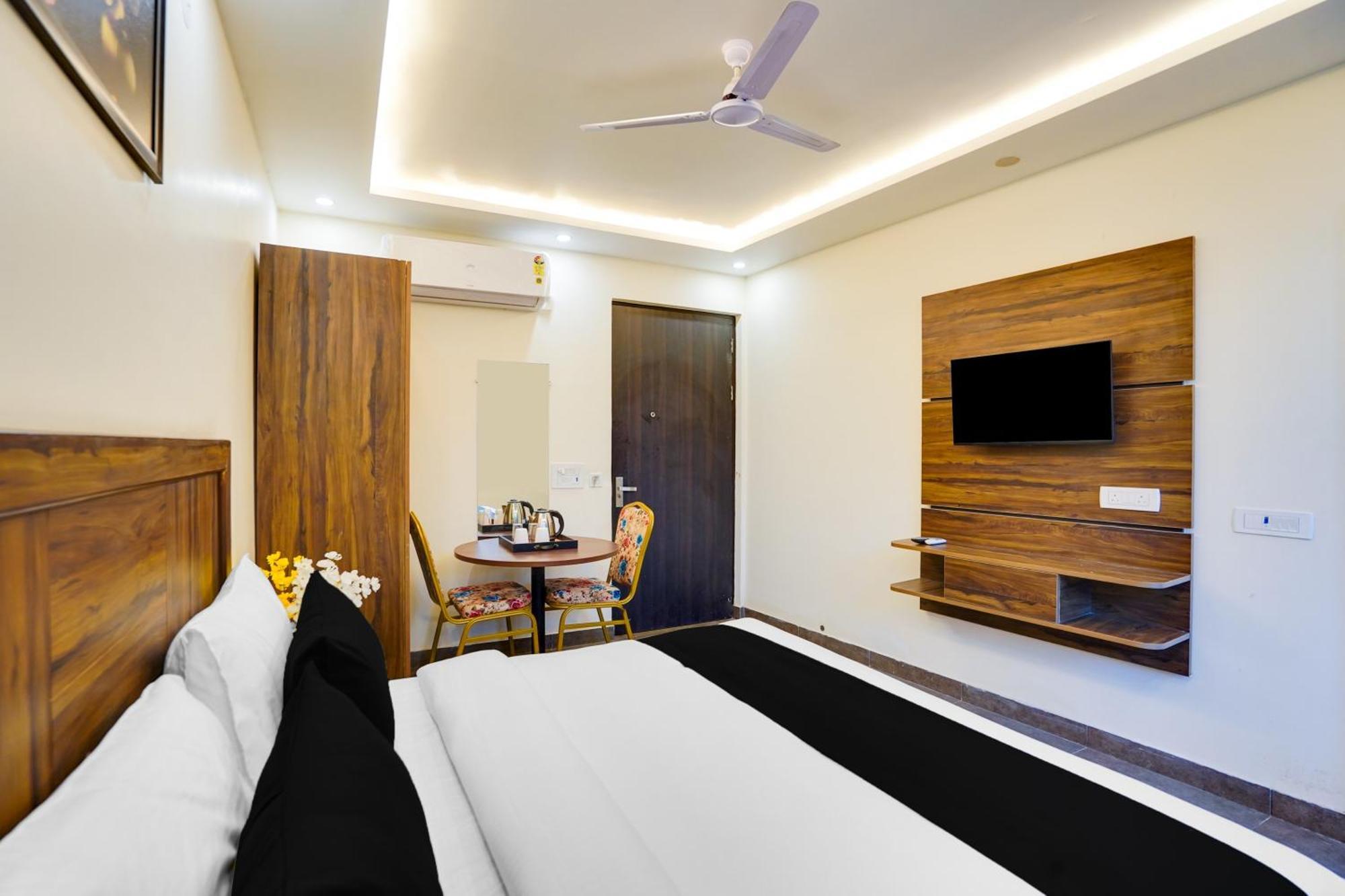 Super Townhouse The Royal Casa Hotel Ghaziabad Bagian luar foto