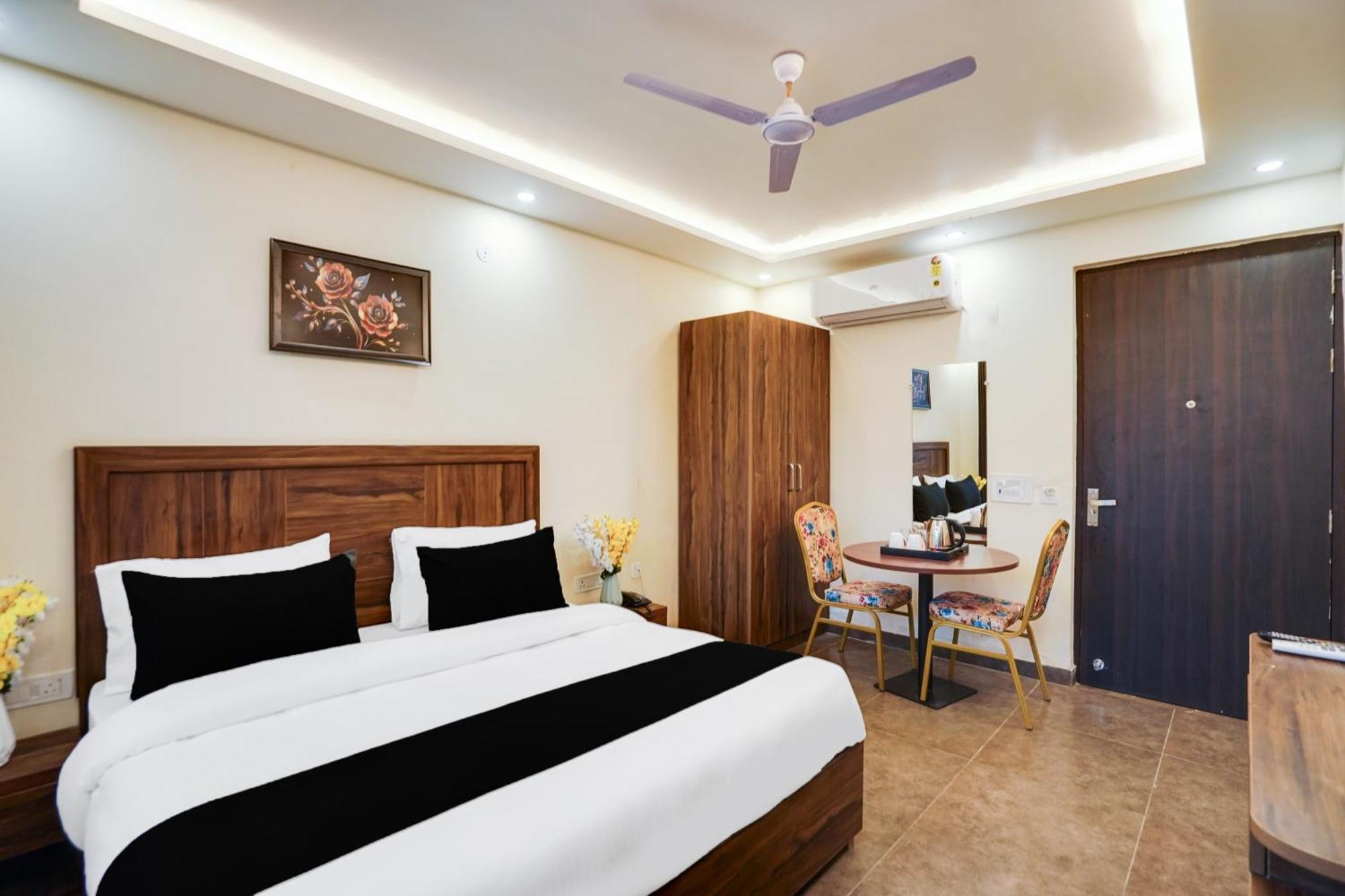 Super Townhouse The Royal Casa Hotel Ghaziabad Bagian luar foto