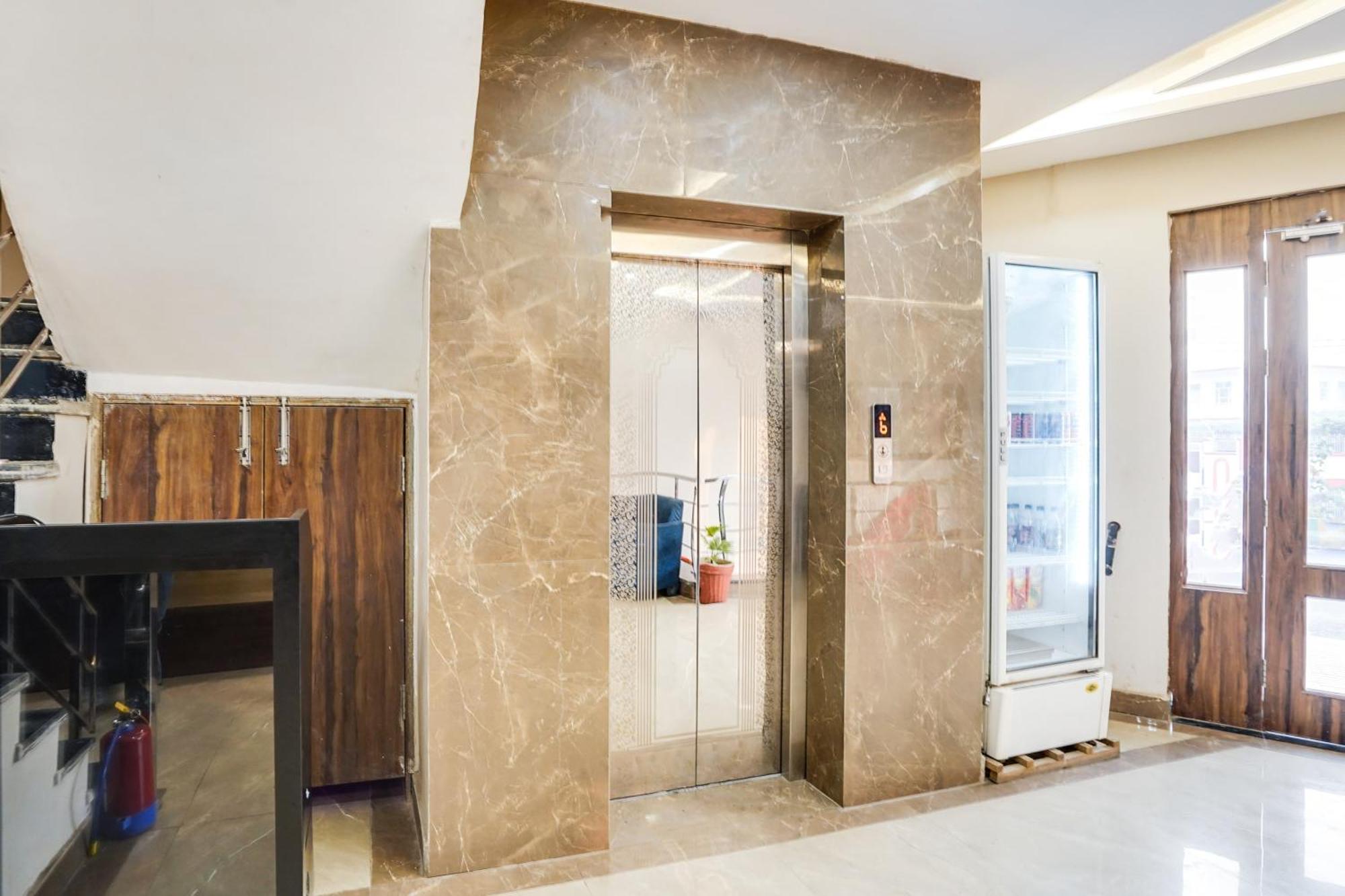Super Townhouse The Royal Casa Hotel Ghaziabad Bagian luar foto