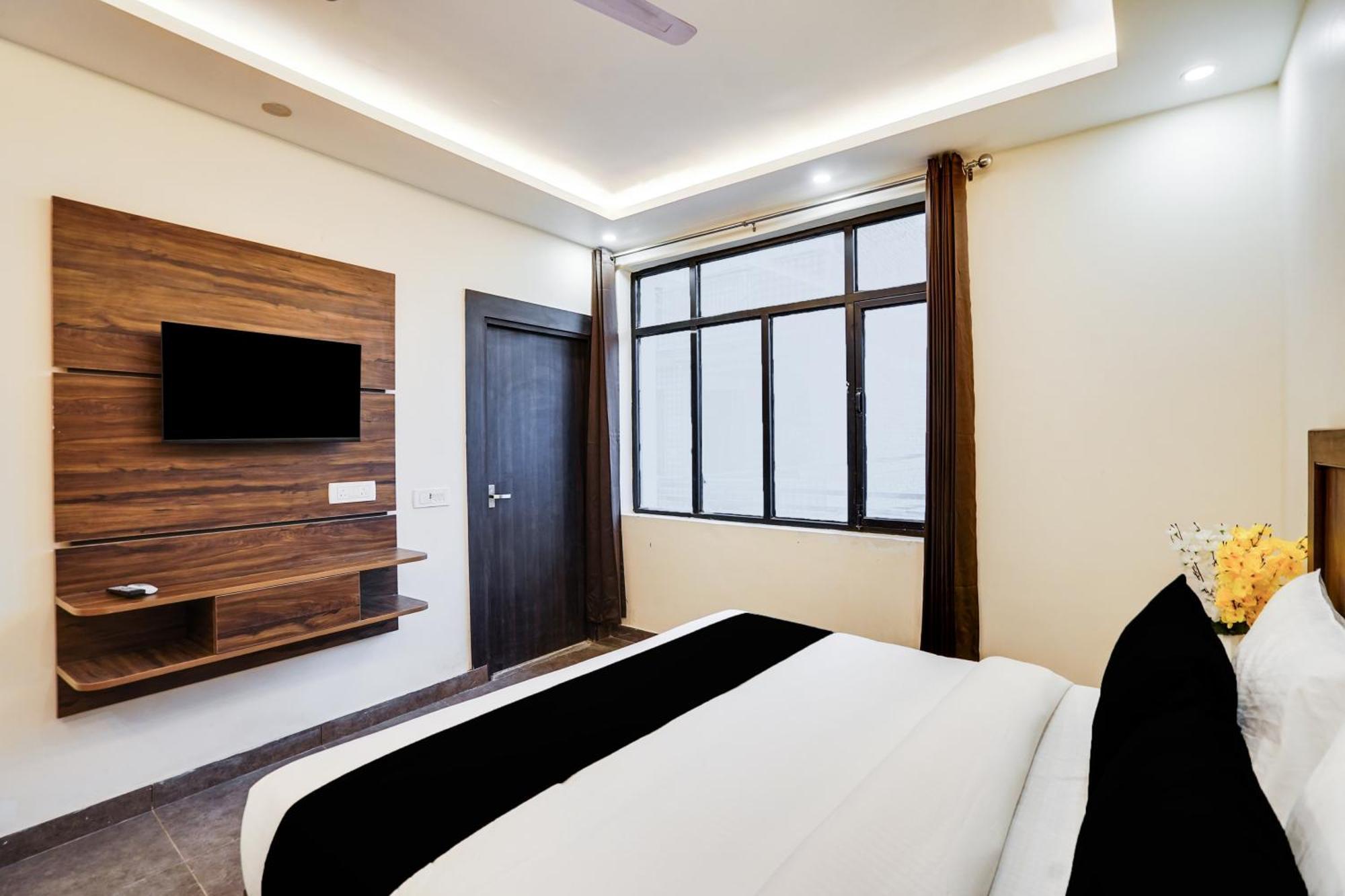 Super Townhouse The Royal Casa Hotel Ghaziabad Bagian luar foto
