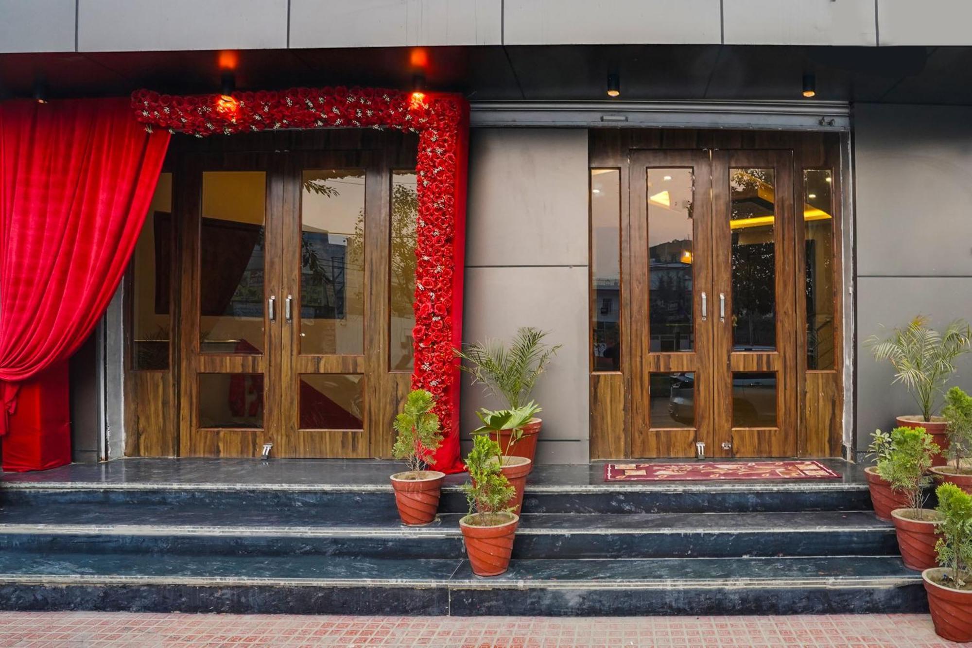 Super Townhouse The Royal Casa Hotel Ghaziabad Bagian luar foto