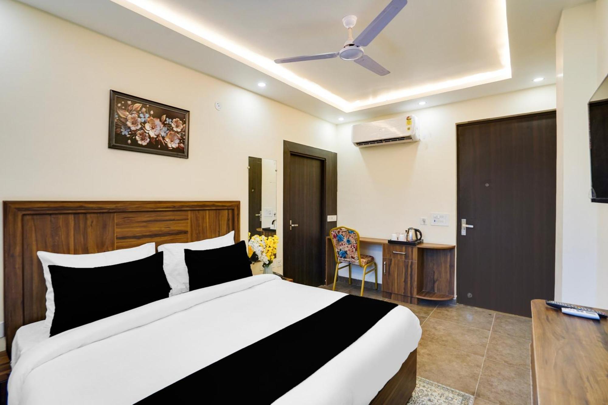 Super Townhouse The Royal Casa Hotel Ghaziabad Bagian luar foto