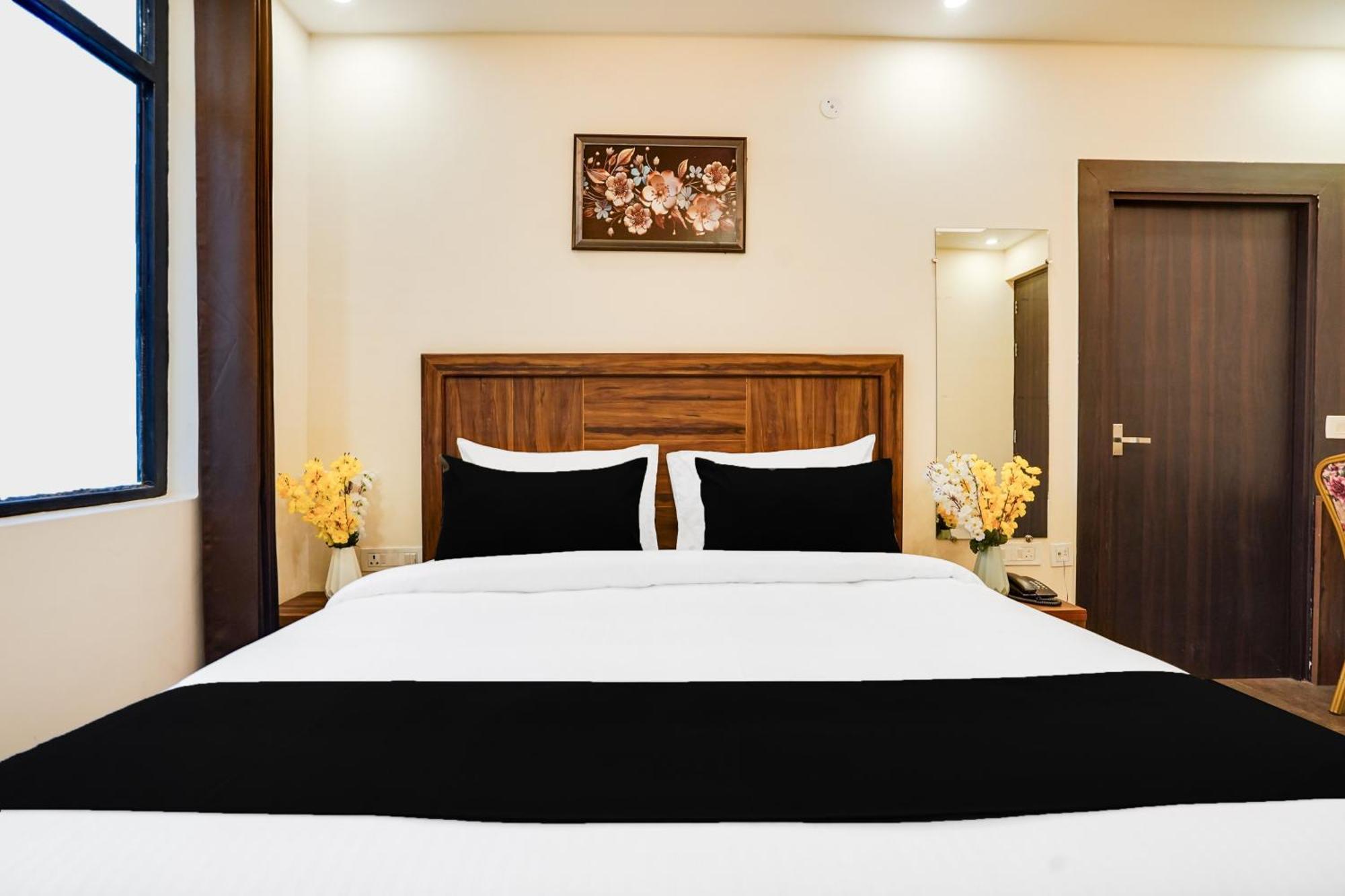 Super Townhouse The Royal Casa Hotel Ghaziabad Bagian luar foto