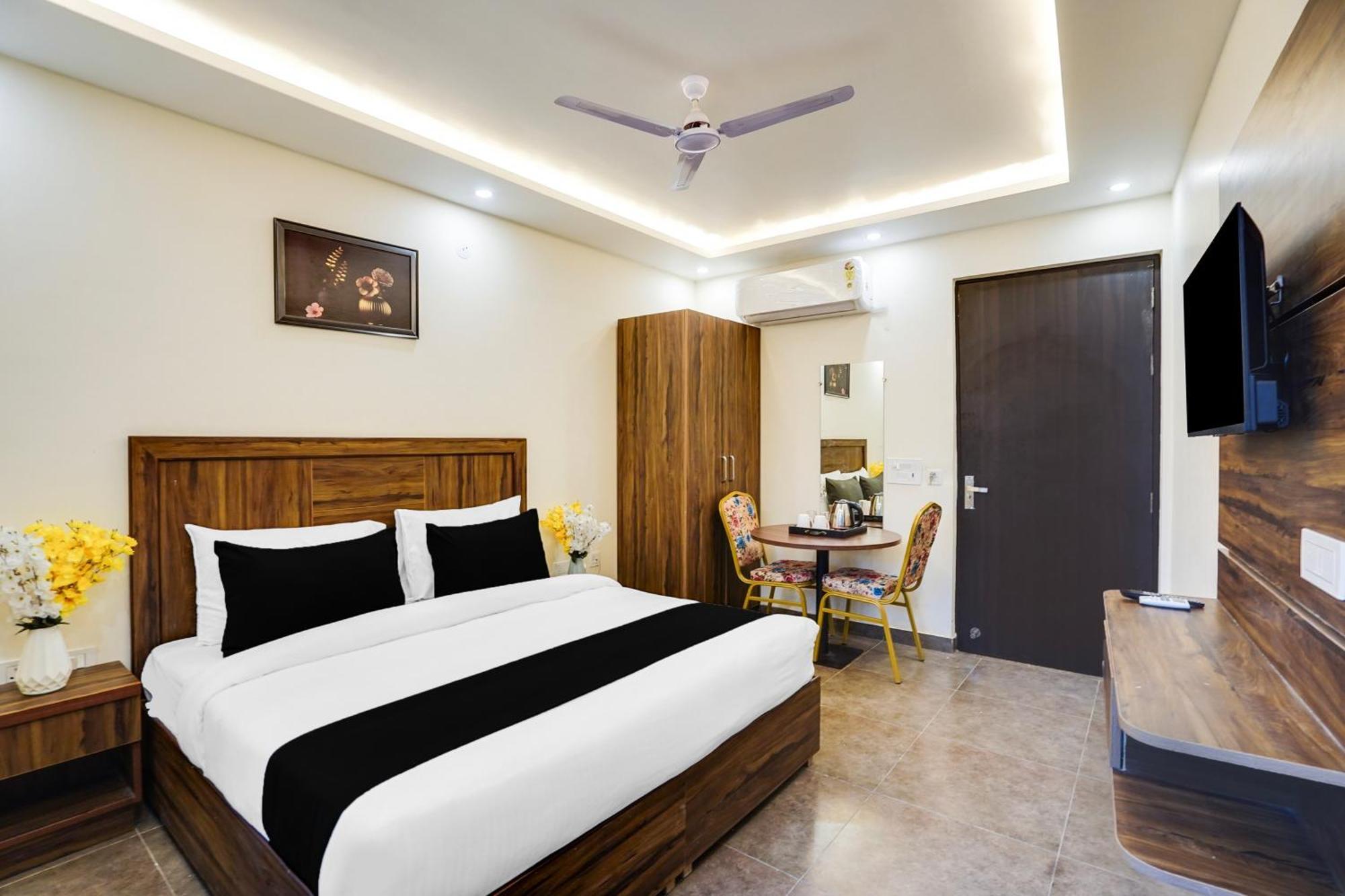 Super Townhouse The Royal Casa Hotel Ghaziabad Bagian luar foto